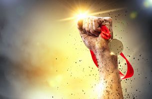 Eine Hand mit Medallie