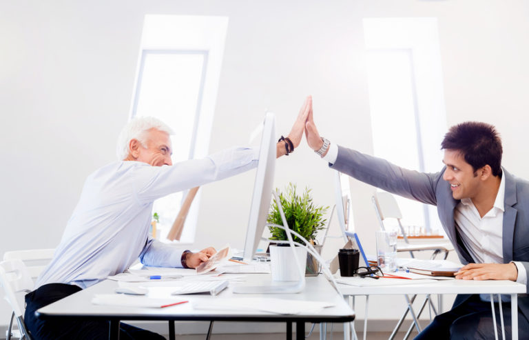 Zwei personen schlagen ein